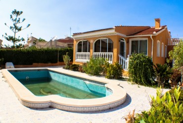 Villa - For rent - Ciudad Quesada - Alicante